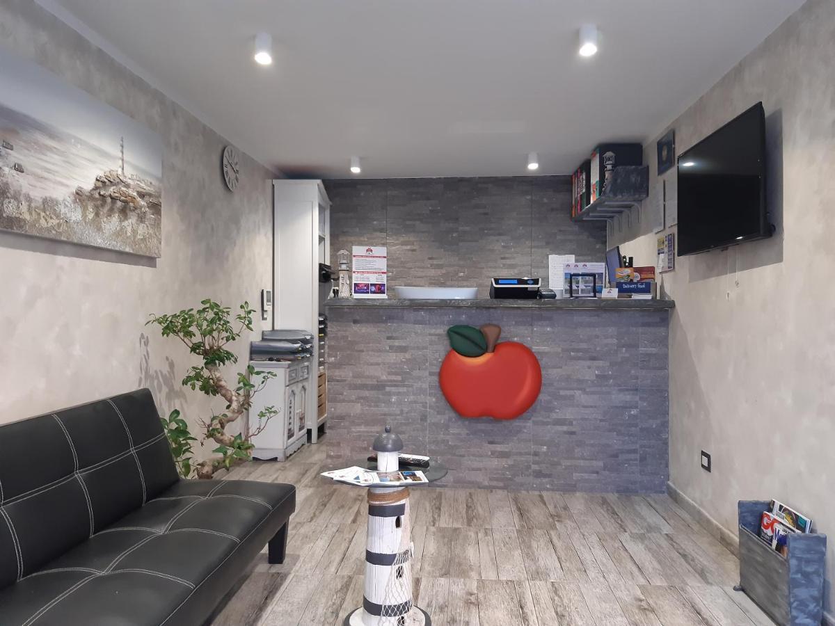 Apple Rooms Rome Airport Fiumicino Exteriör bild Dental practice in France