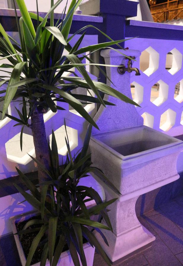Apple Rooms Rome Airport Fiumicino Exteriör bild A hand washing basin in a mosque