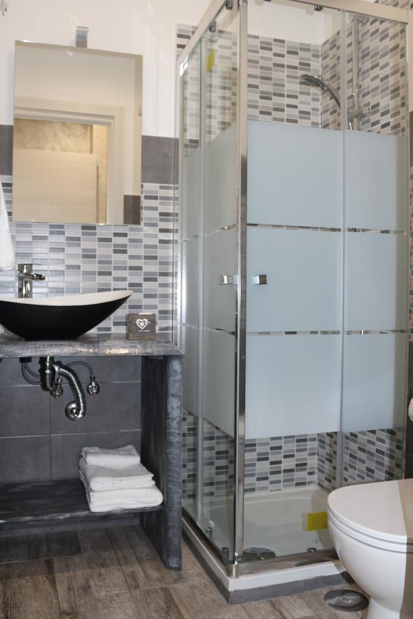 Apple Rooms Rome Airport Fiumicino Exteriör bild A shower enclosure