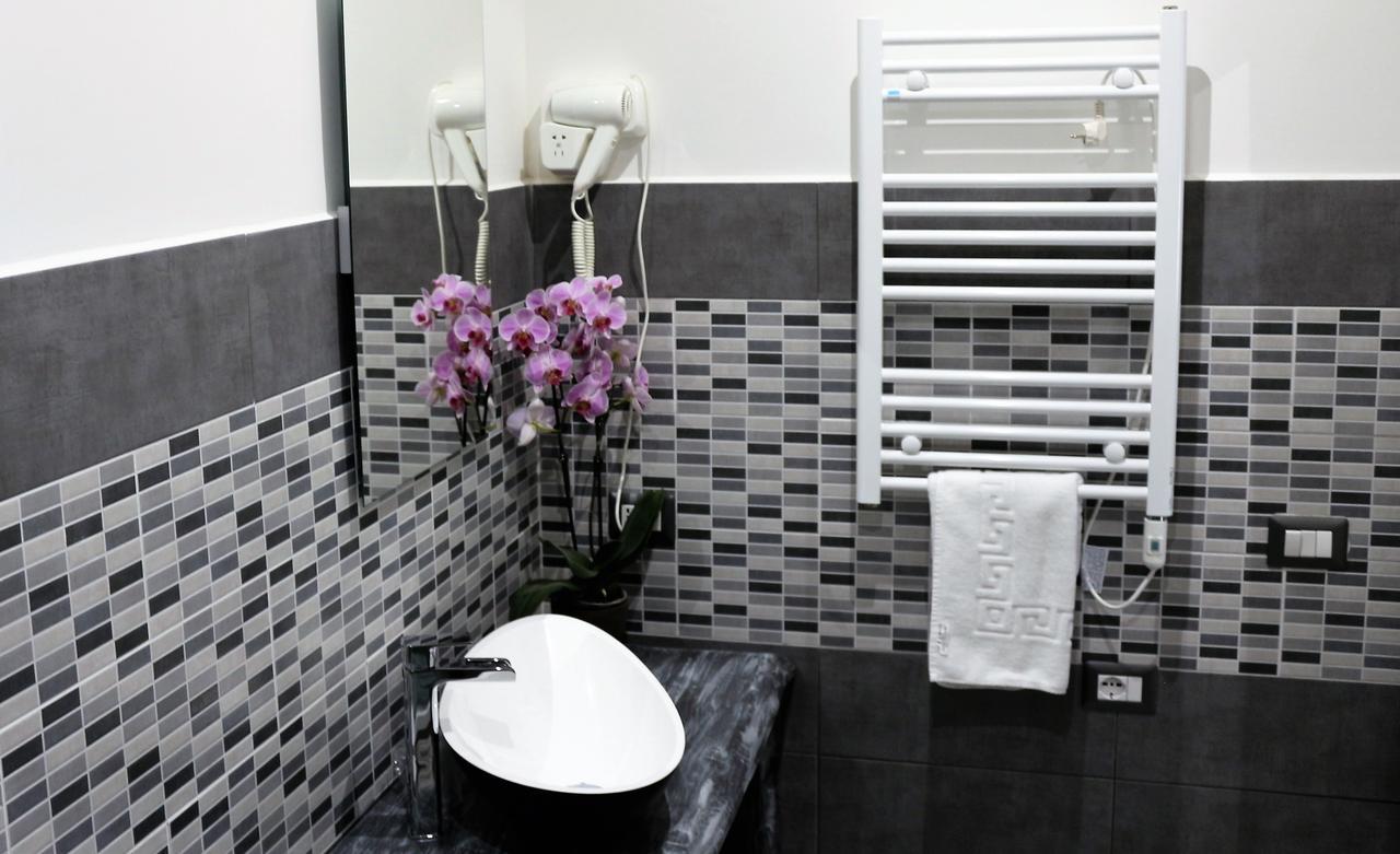 Apple Rooms Rome Airport Fiumicino Exteriör bild A heated towel rail