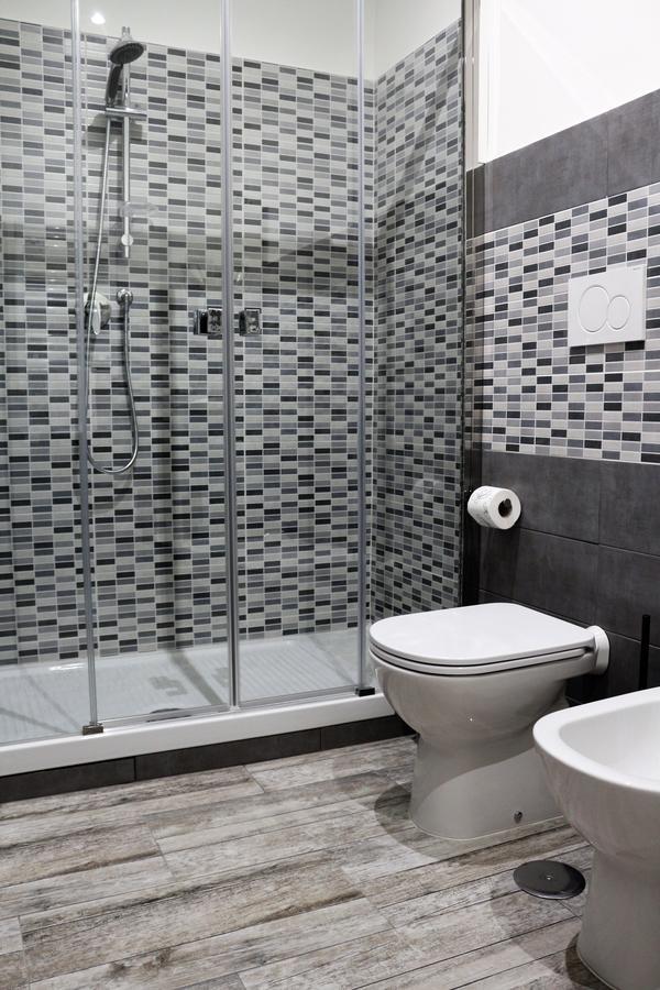 Apple Rooms Rome Airport Fiumicino Exteriör bild A shower cubicle