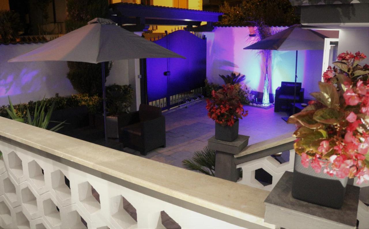 Apple Rooms Rome Airport Fiumicino Exteriör bild The Terrace at the Beverly Hills Hotel