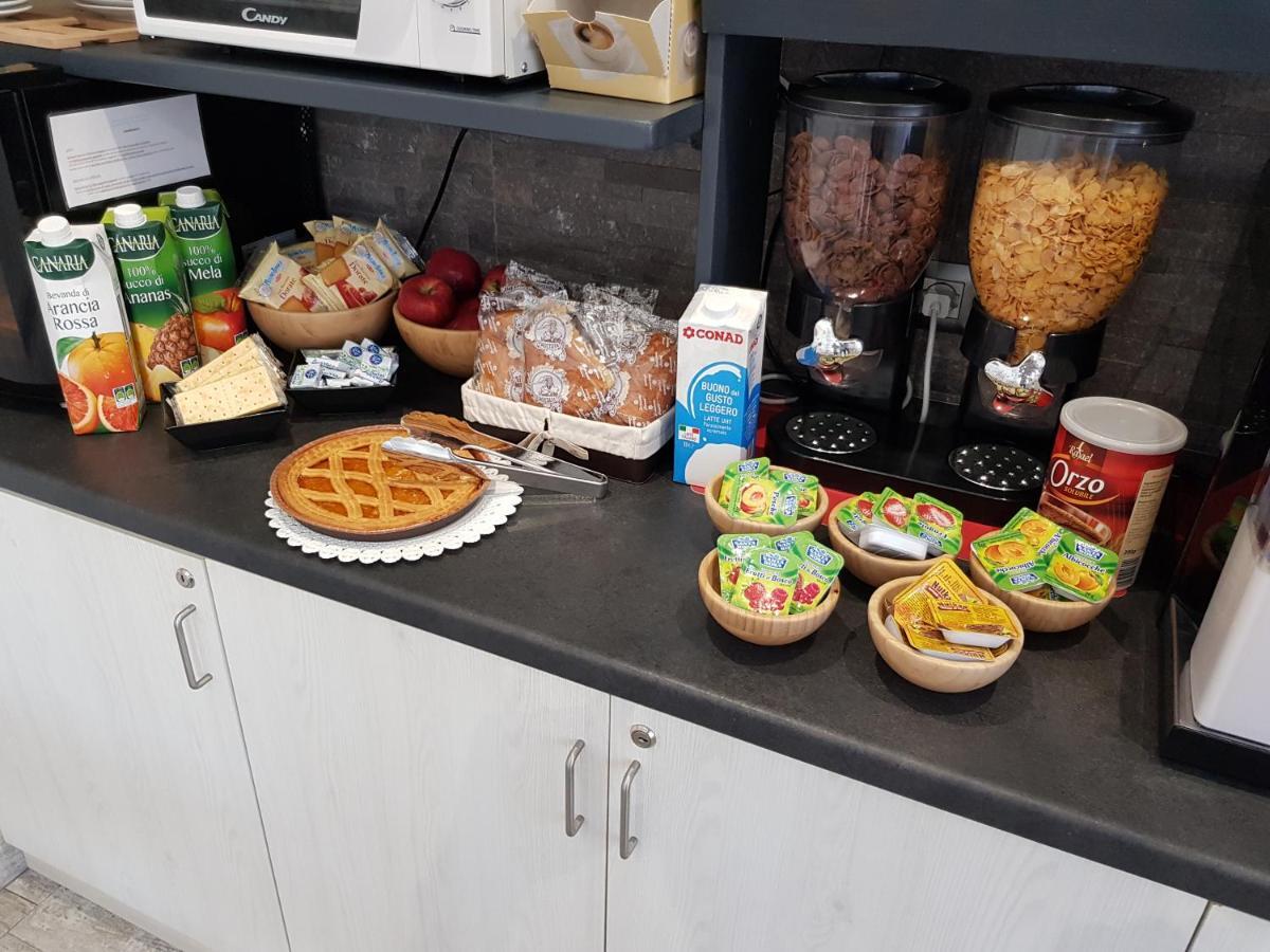 Apple Rooms Rome Airport Fiumicino Exteriör bild A typical breakfast buffet