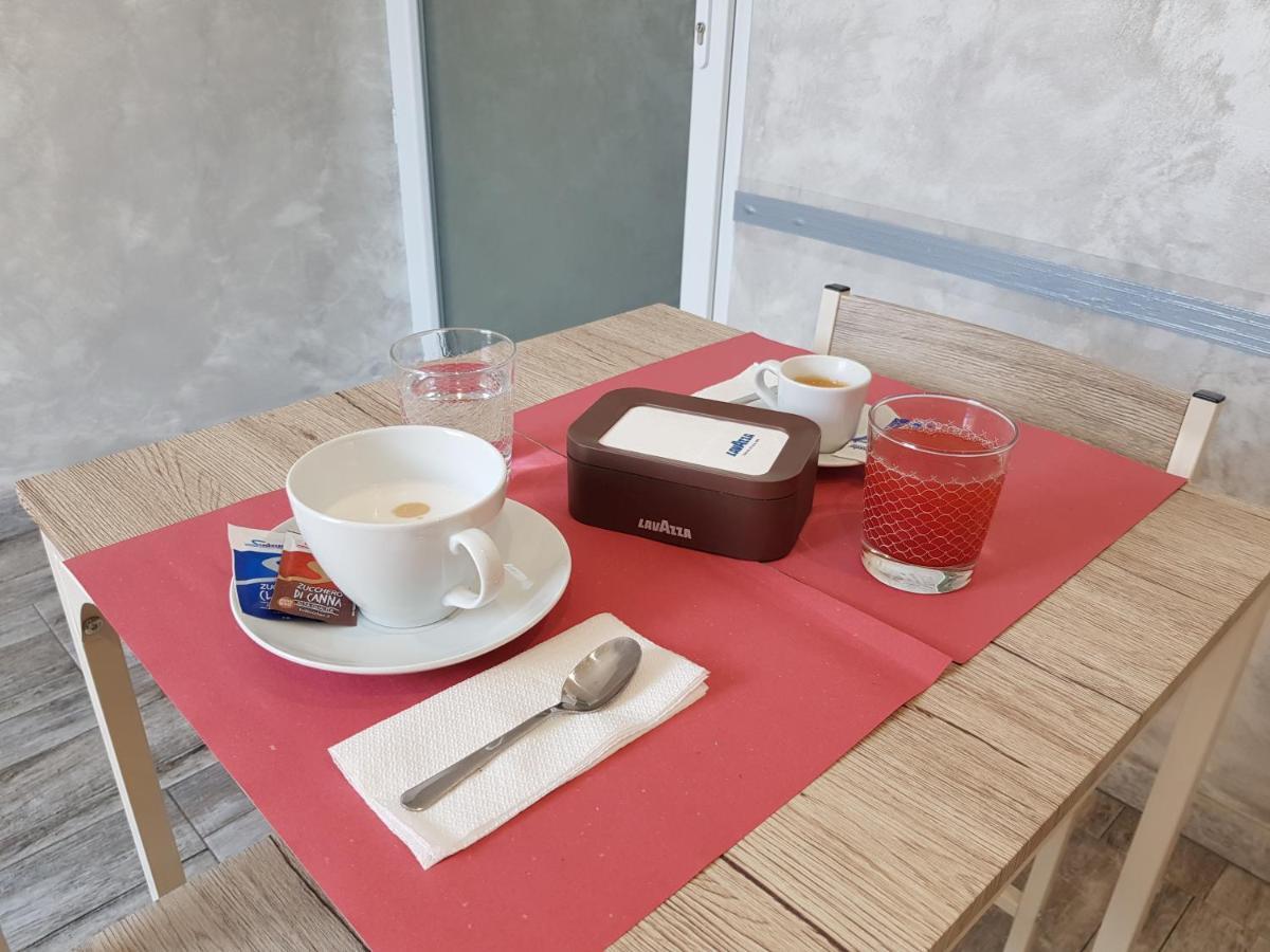 Apple Rooms Rome Airport Fiumicino Exteriör bild A typical Italian breakfast