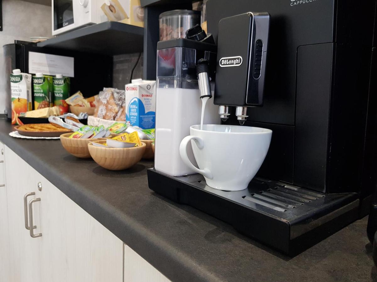 Apple Rooms Rome Airport Fiumicino Exteriör bild A coffee machine