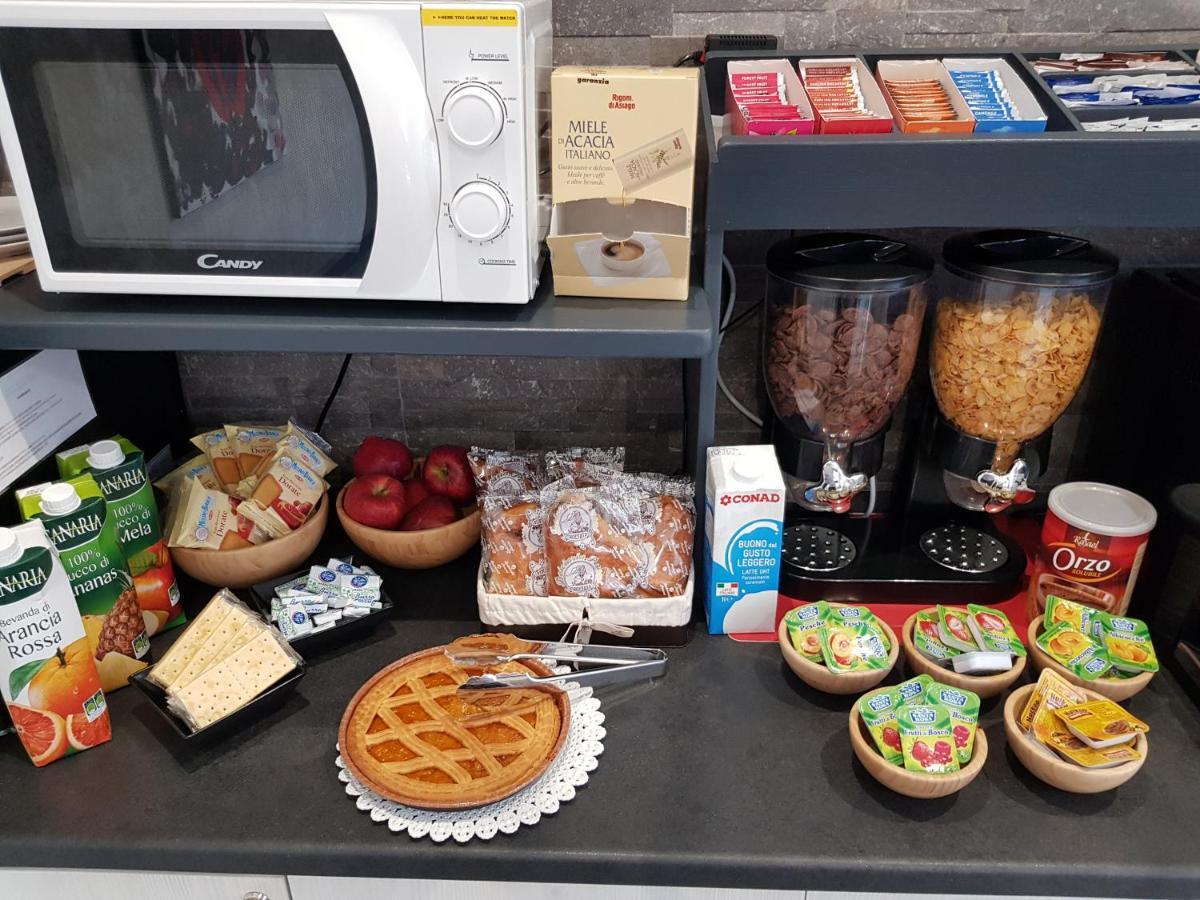 Apple Rooms Rome Airport Fiumicino Exteriör bild A typical breakfast buffet