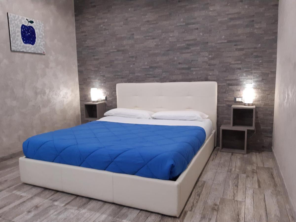 Apple Rooms Rome Airport Fiumicino Exteriör bild A bedroom