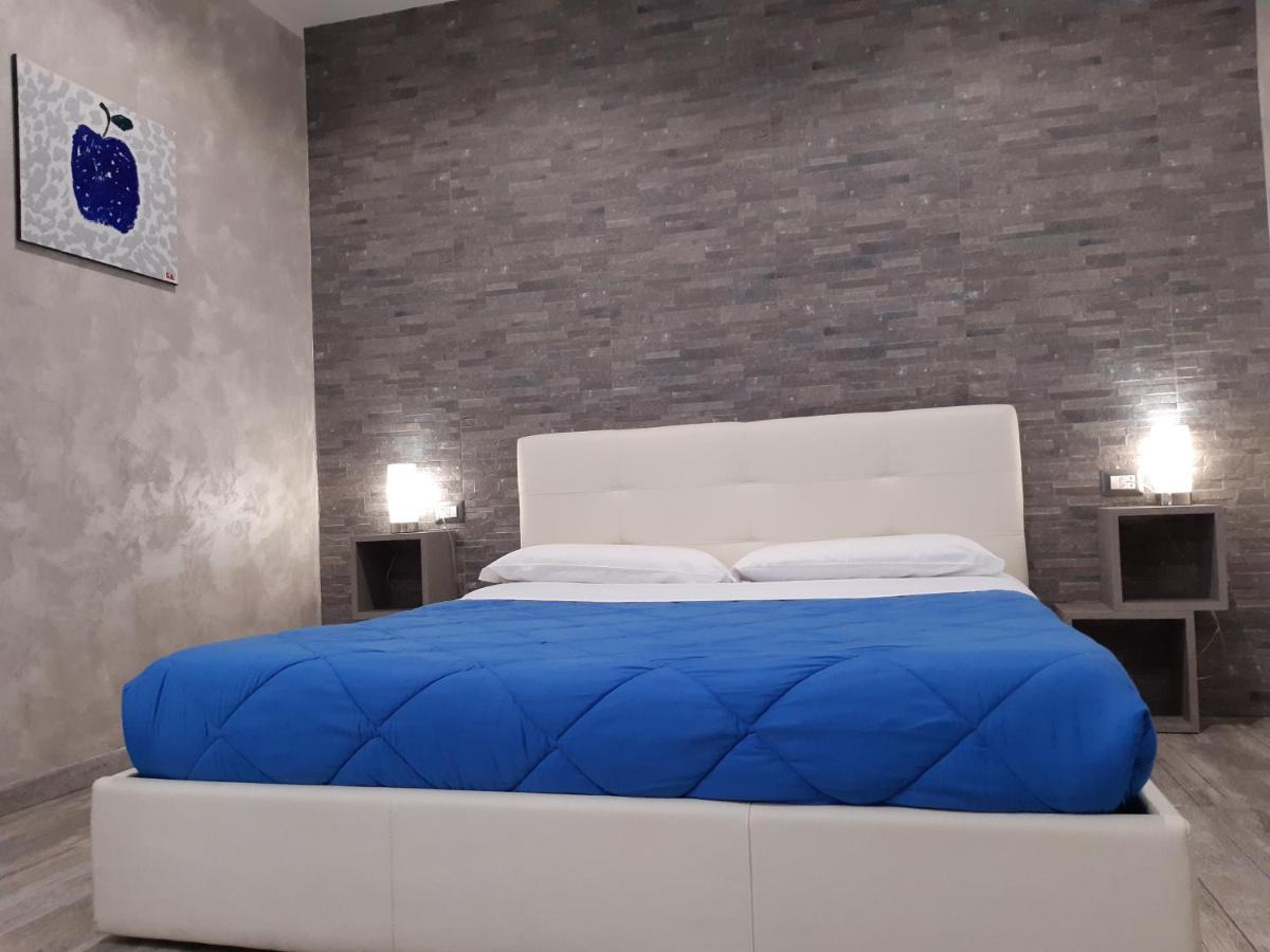 Apple Rooms Rome Airport Fiumicino Exteriör bild A bed