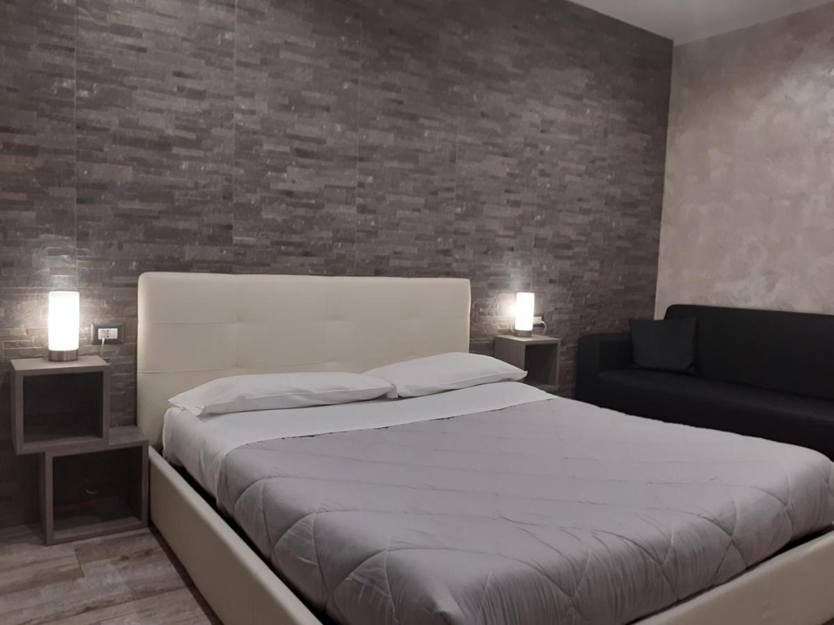 Apple Rooms Rome Airport Fiumicino Exteriör bild A bedroom