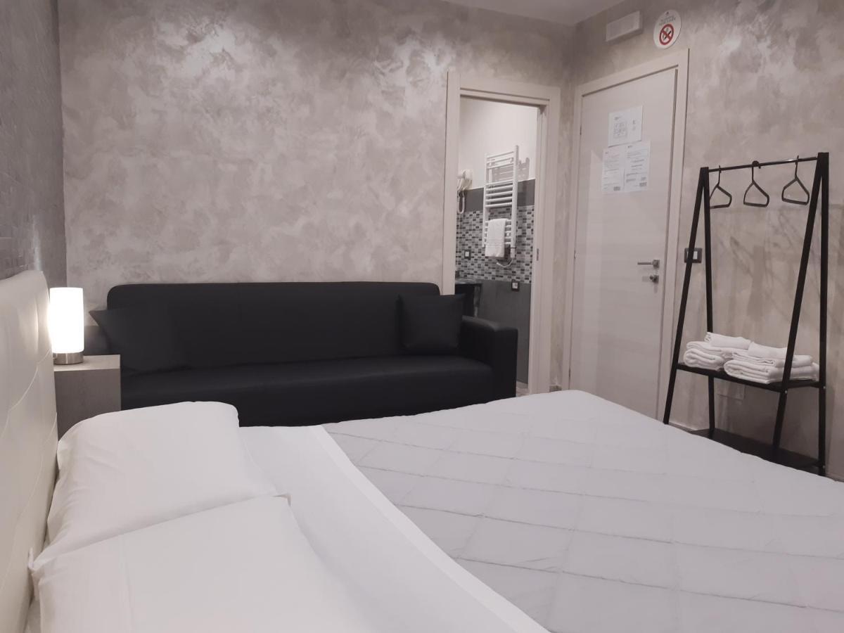 Apple Rooms Rome Airport Fiumicino Exteriör bild A room at the hotel