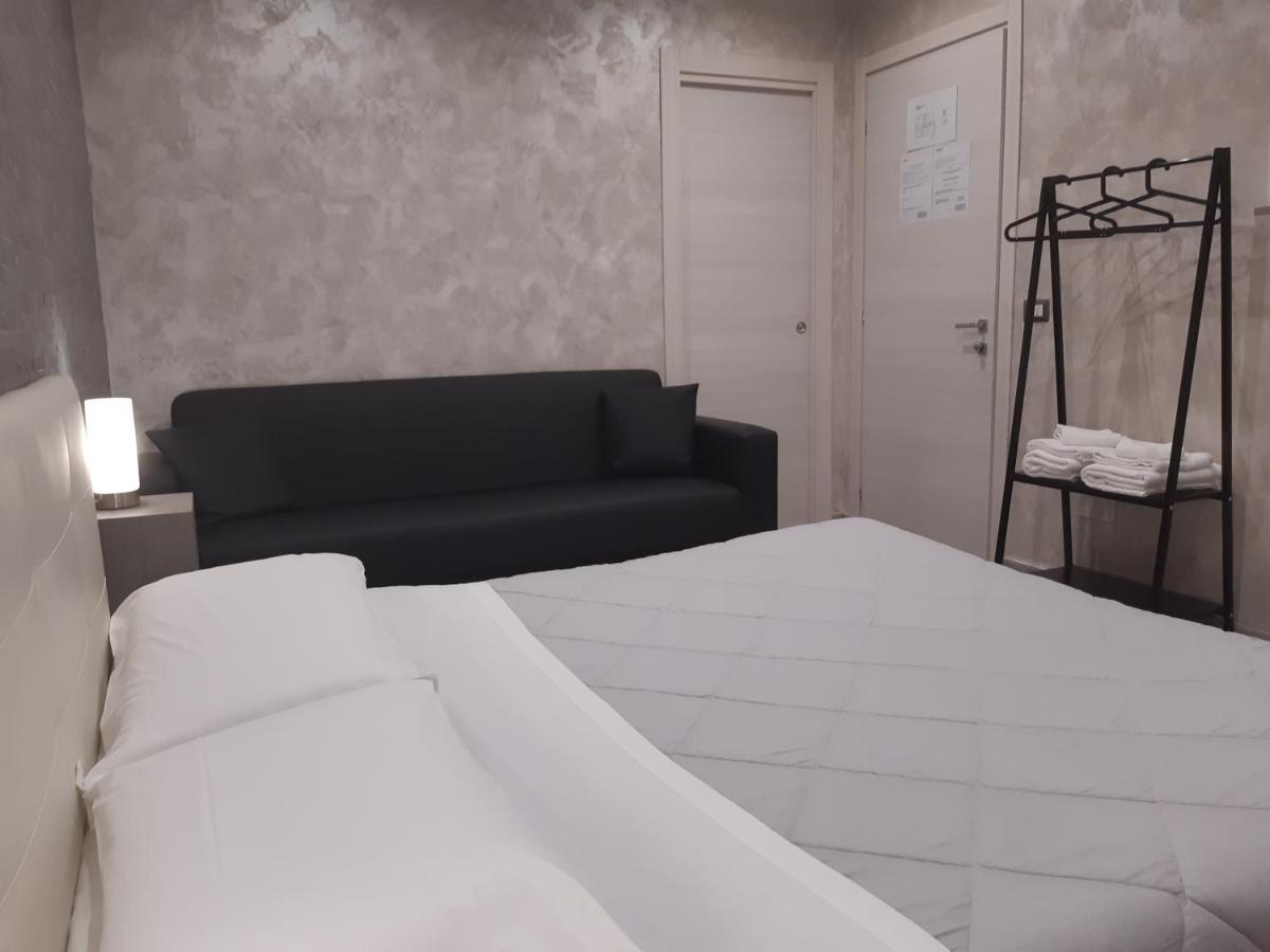 Apple Rooms Rome Airport Fiumicino Exteriör bild A room at the hotel