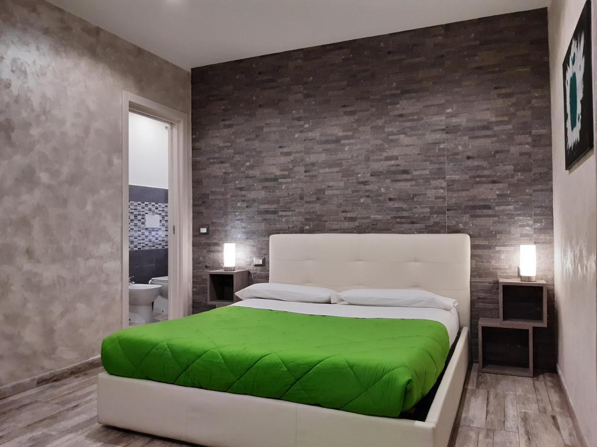 Apple Rooms Rome Airport Fiumicino Exteriör bild A bedroom