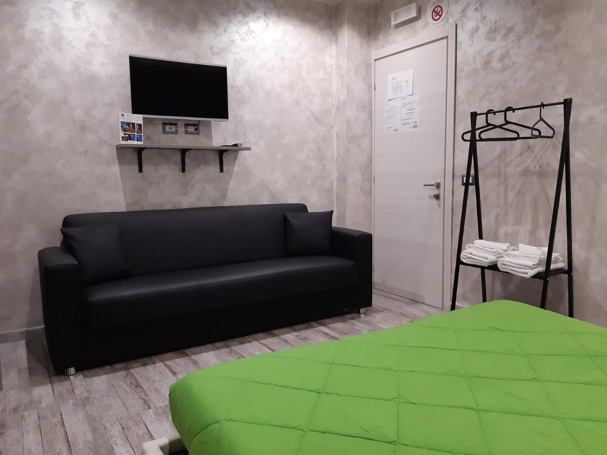 Apple Rooms Rome Airport Fiumicino Exteriör bild A room at the hostel