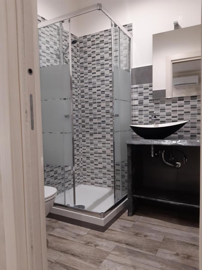 Apple Rooms Rome Airport Fiumicino Exteriör bild A shower cubicle