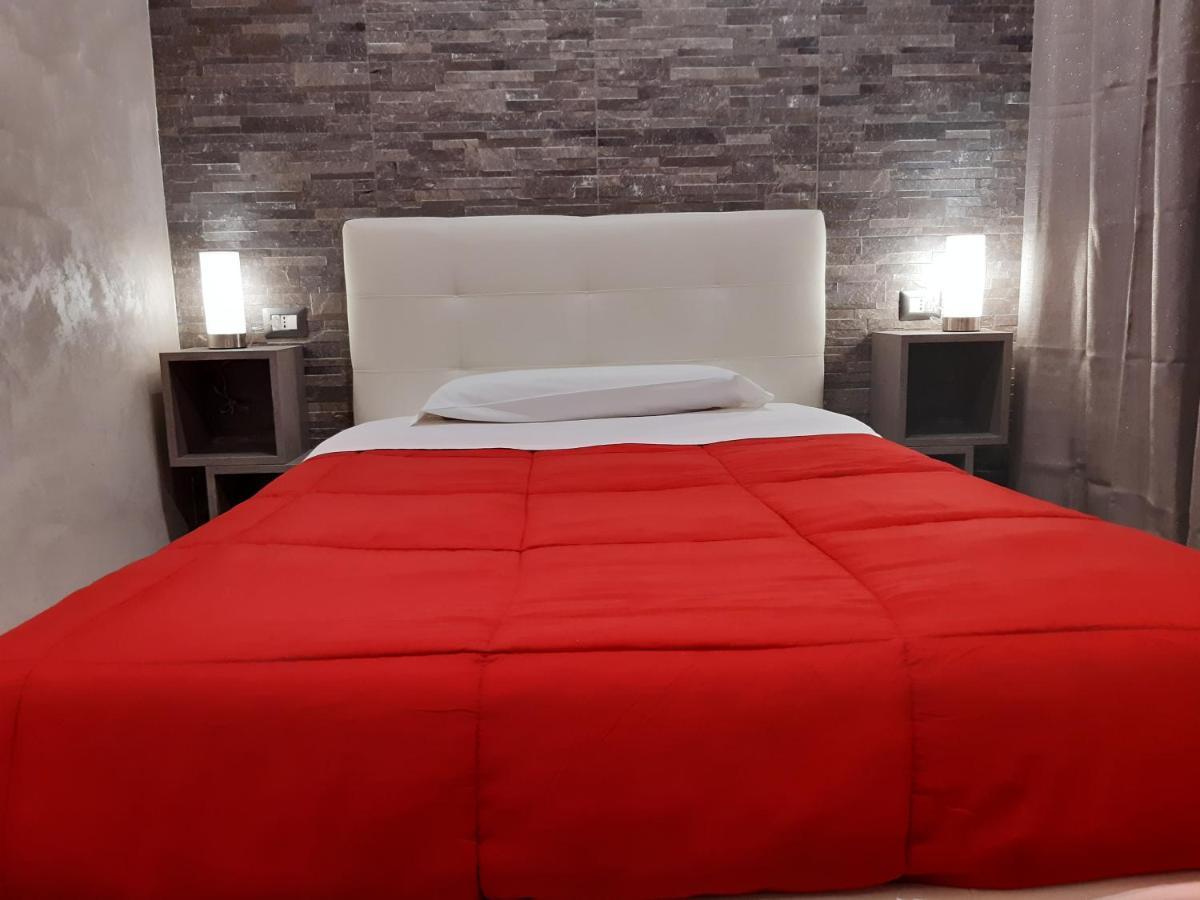 Apple Rooms Rome Airport Fiumicino Exteriör bild A bed with a duvet